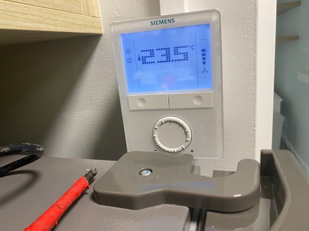 An air conditioning control showing a temperature of 23.5 degrees